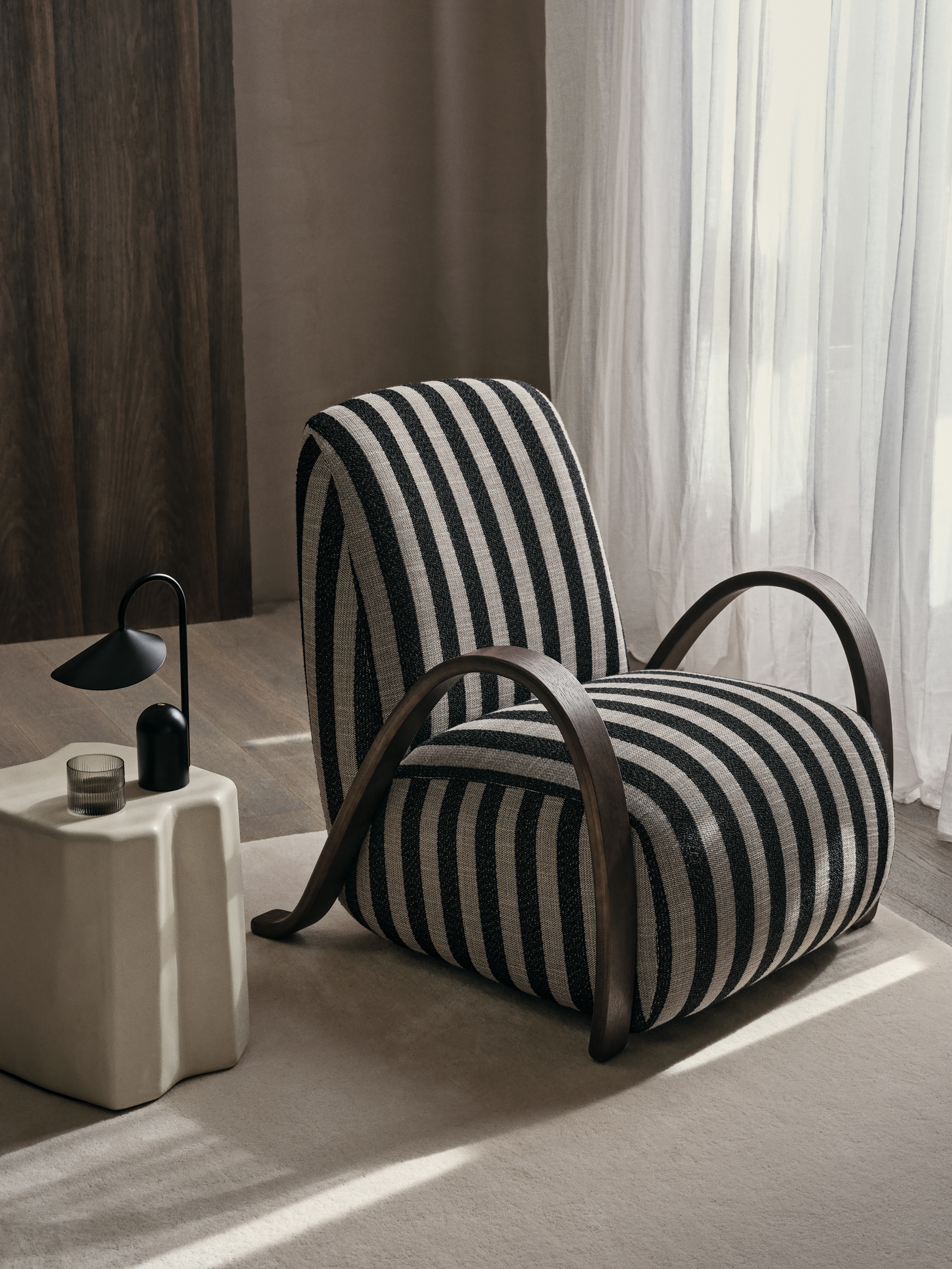 fermliving-ss24-buurloungechair-louisiana-darkstained-1104269034-arumportablelamp-black-1104269284-1