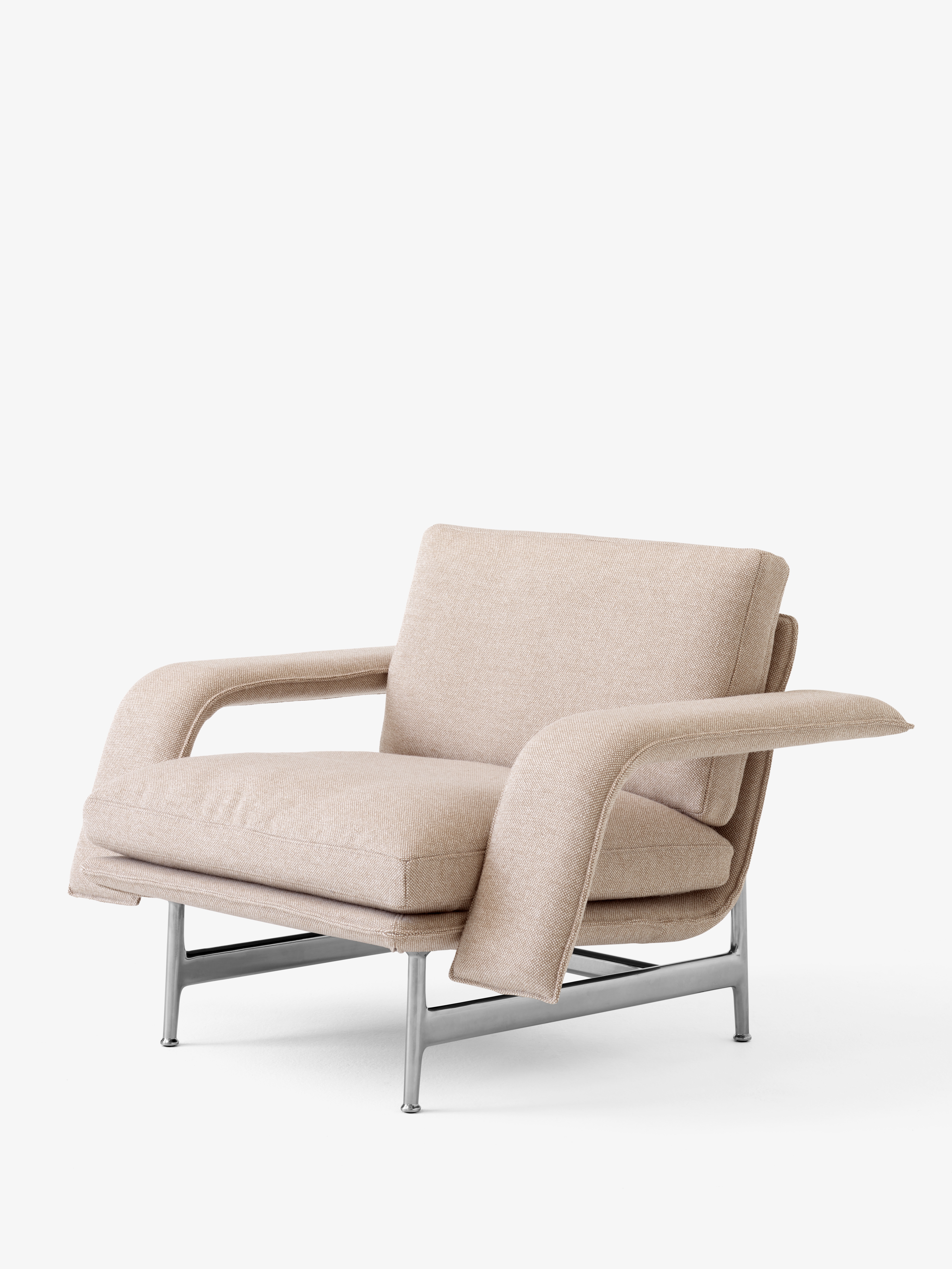 meantime-lounge-chair-av29-polished-aluminium-base-w-hallingdal-0220-angled-front