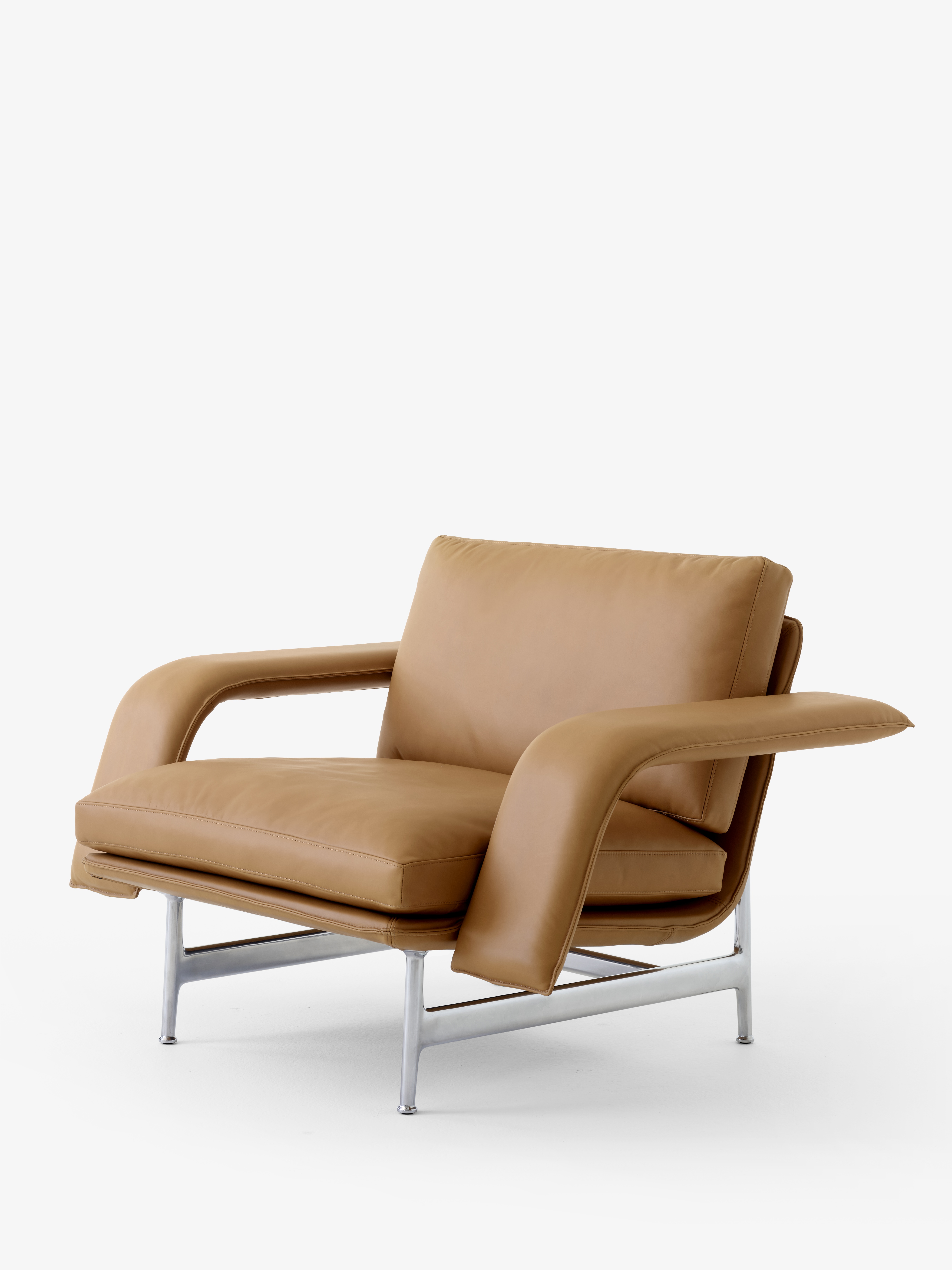 meantime-lounge-chair-av29-polished-aluminium-base-w-noble-leather-cognac-angled-front